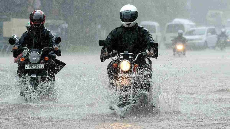 Mengendarai sepeda motor saat hujan, Sumber: Moladin