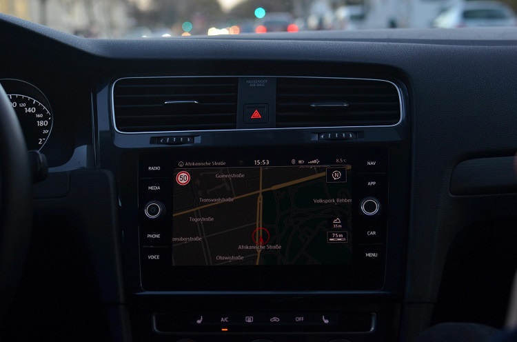 GPS mobil sudah terintegrasi dengan peta digital GPS mobil sudah terintegrasi dengan peta digital, Sumber: pexels.com